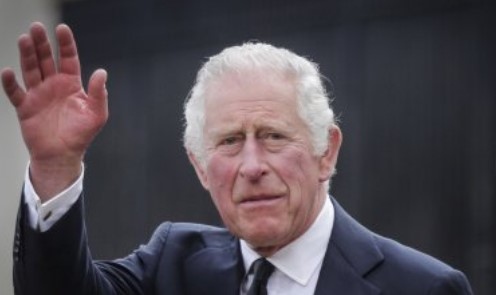 Очаква се днес наследилият британския престол Чарлз Трети официално ще